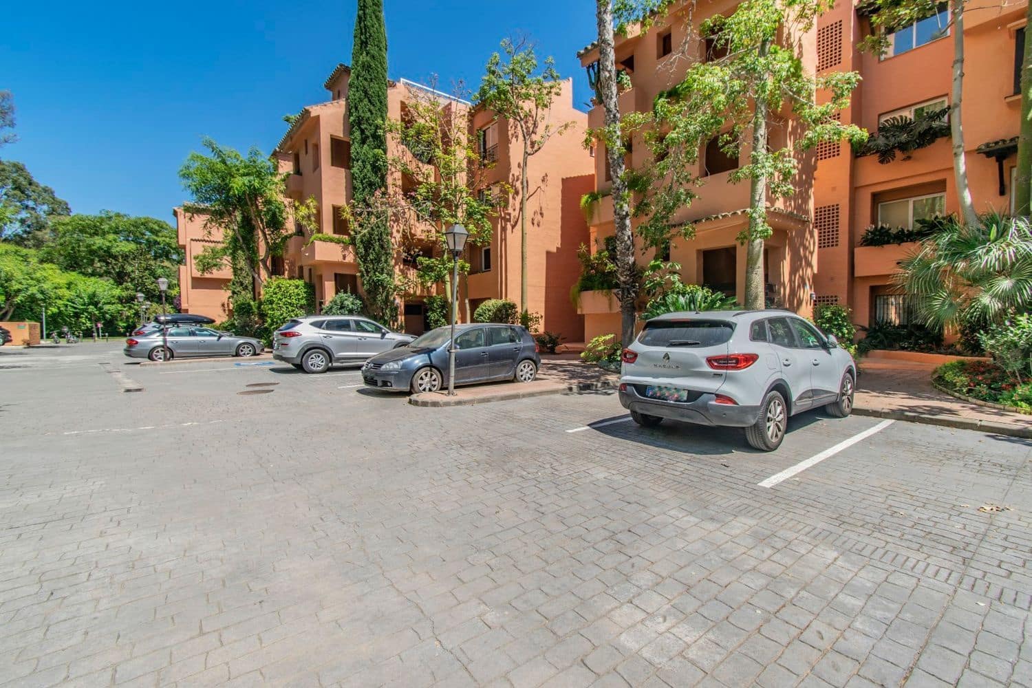 3 sypialnia Apartament na sprzedaż w Marbella z basenem garażem - 1 100 000 € (Ref: 9797558)