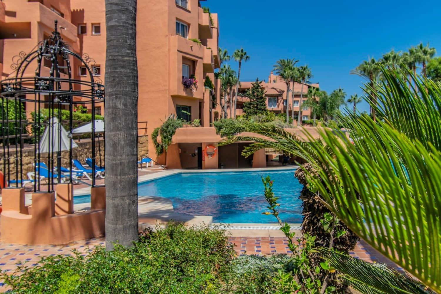 3 sypialnia Apartament na sprzedaż w Marbella z basenem garażem - 1 100 000 € (Ref: 9797558)