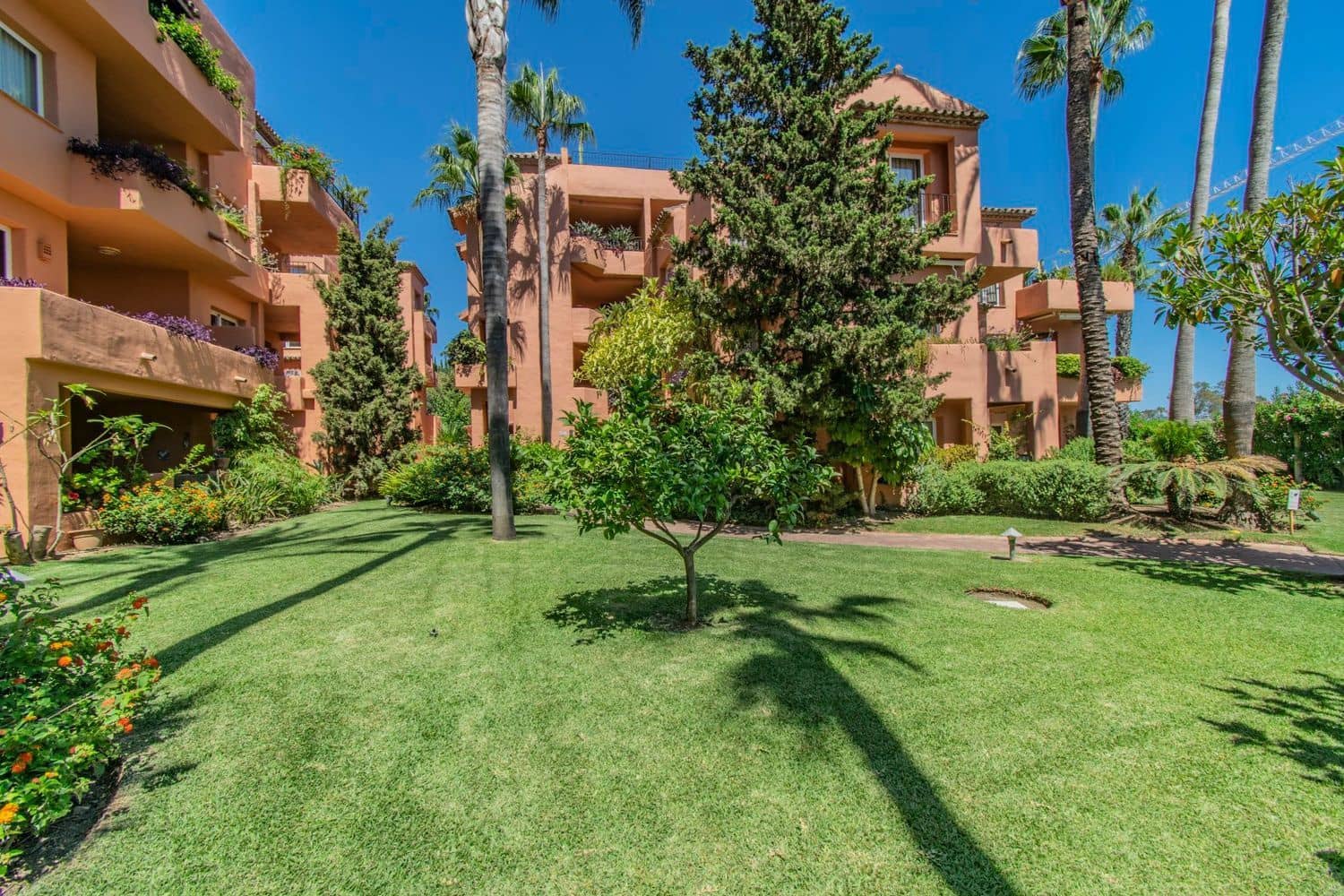 3 sypialnia Apartament na sprzedaż w Marbella z basenem garażem - 1 100 000 € (Ref: 9797558)