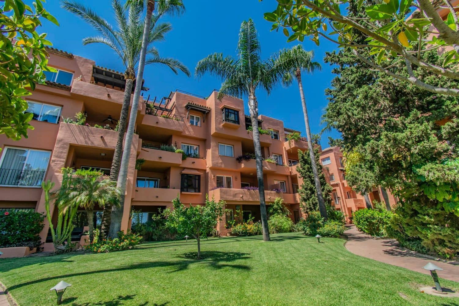 3 sypialnia Apartament na sprzedaż w Marbella z basenem garażem - 1 100 000 € (Ref: 9797558)