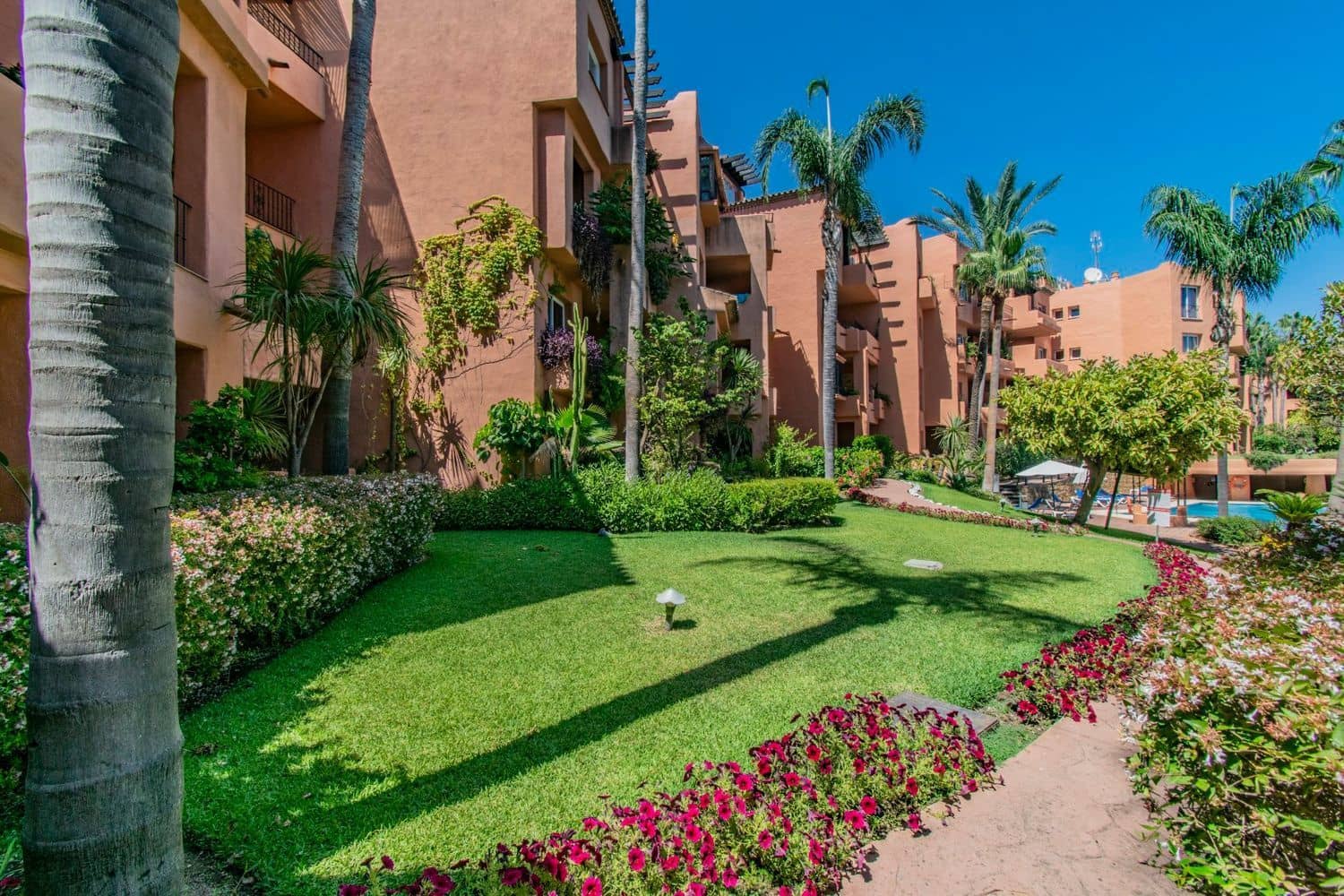 3 sypialnia Apartament na sprzedaż w Marbella z basenem garażem - 1 100 000 € (Ref: 9797558)