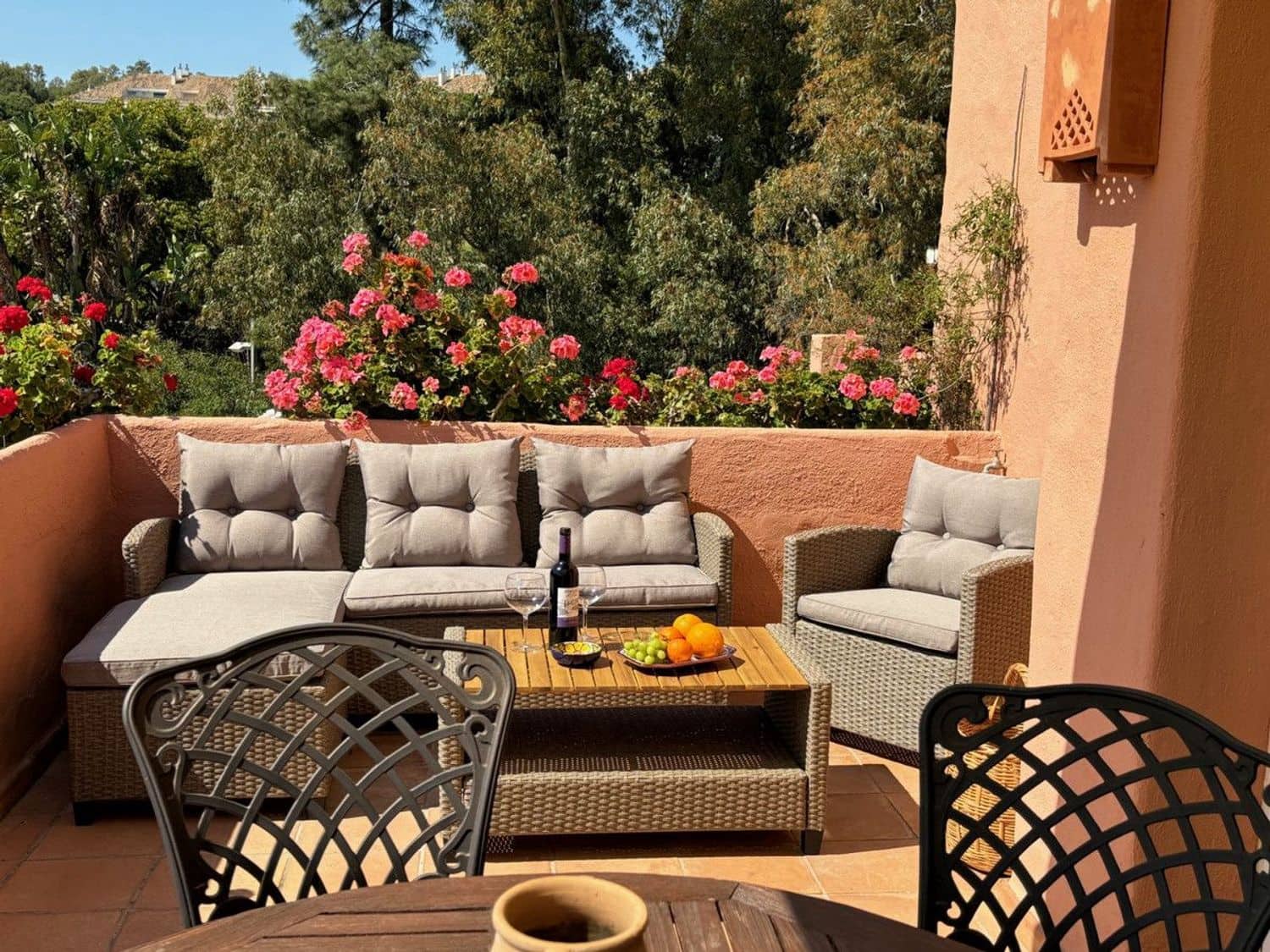 3 sypialnia Apartament na sprzedaż w Marbella z basenem garażem - 1 100 000 € (Ref: 9797558)