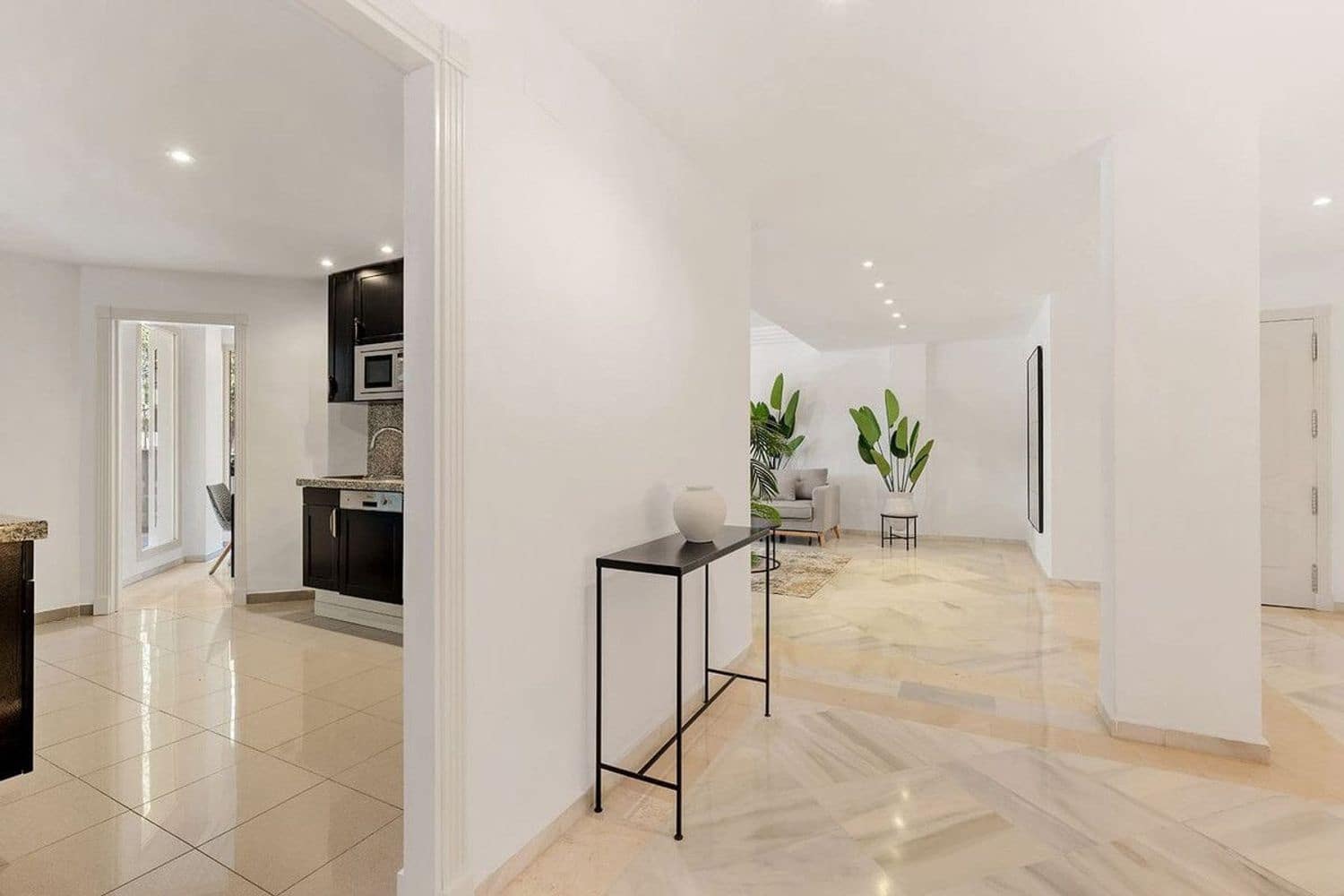 3 soverom Leilighet til salgs i Nueva Andalucia med svømmebasseng garasje - € 595 000 (Ref: 9797559)