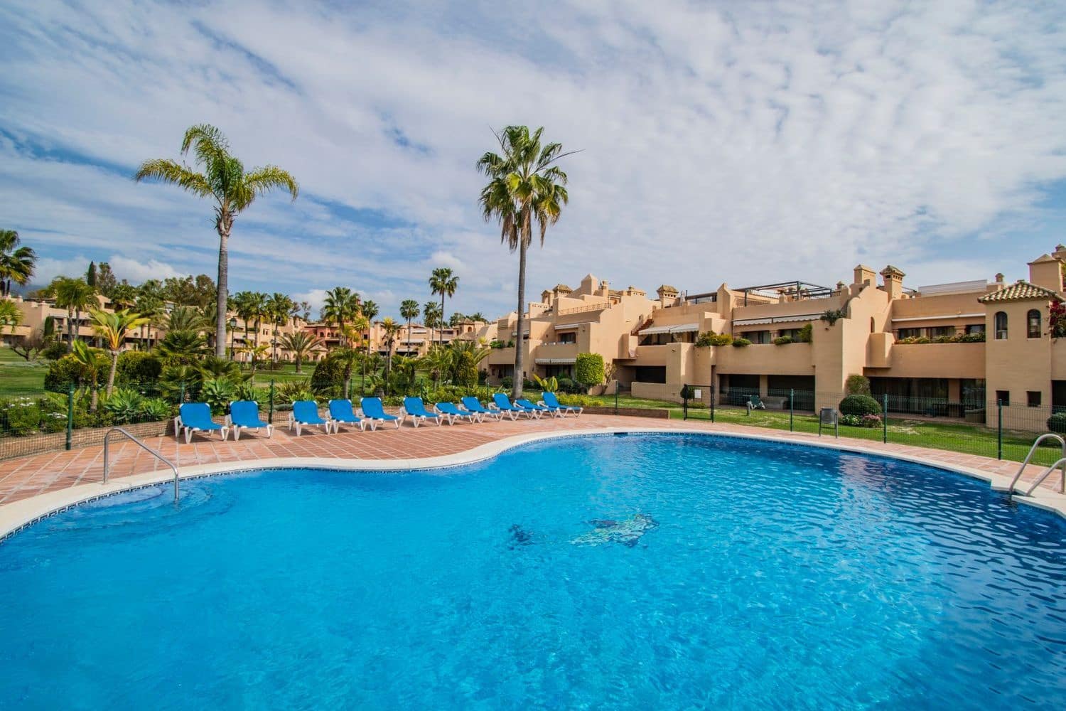 Apartamento de 2 habitaciones en Estepona en venta con piscina garaje - 435.000 € (Ref: 9797561)