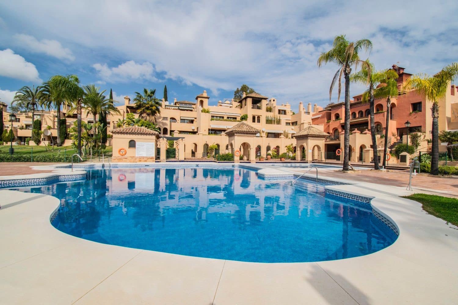 Apartamento de 2 habitaciones en Estepona en venta con piscina garaje - 435.000 € (Ref: 9797561)