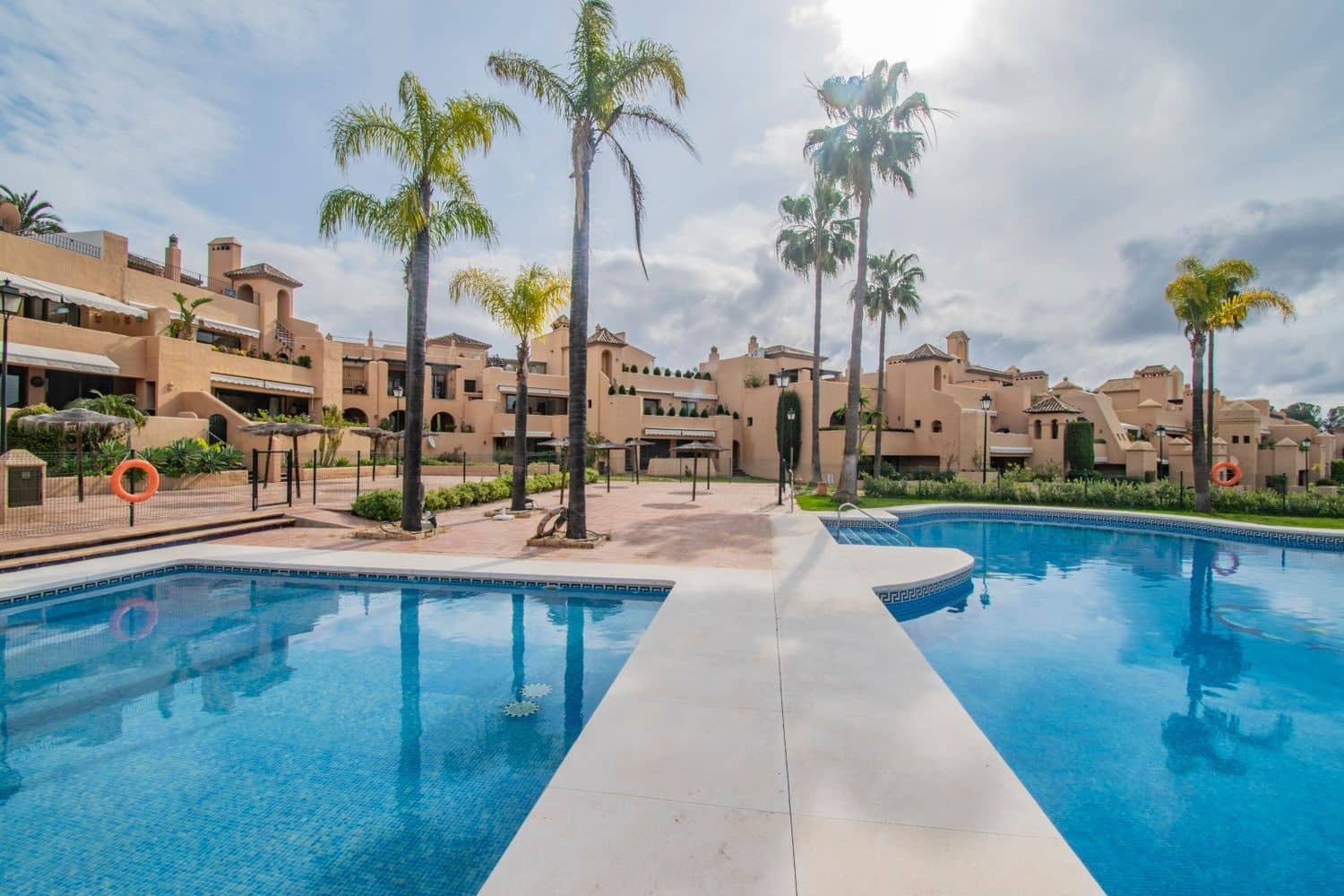 Apartamento de 2 habitaciones en Estepona en venta con piscina garaje - 435.000 € (Ref: 9797561)