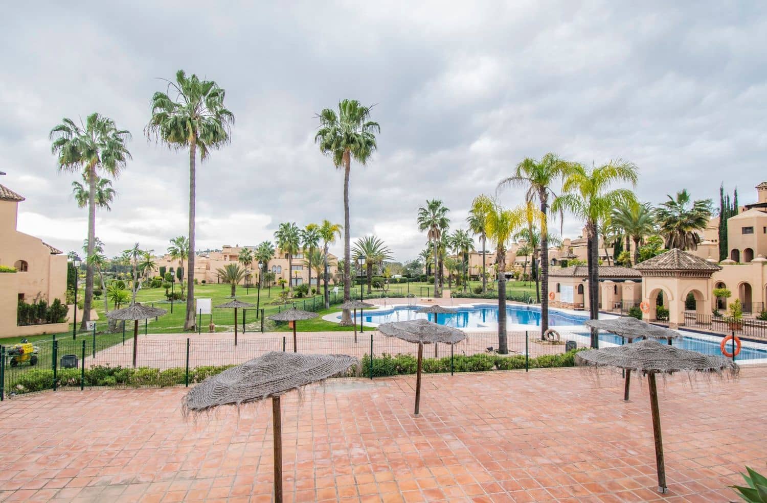 Apartamento de 2 habitaciones en Estepona en venta con piscina garaje - 435.000 € (Ref: 9797561)