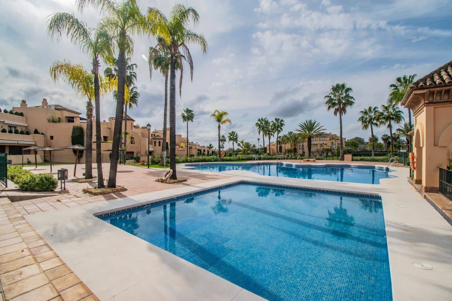 Apartamento de 2 habitaciones en Estepona en venta con piscina garaje - 435.000 € (Ref: 9797561)