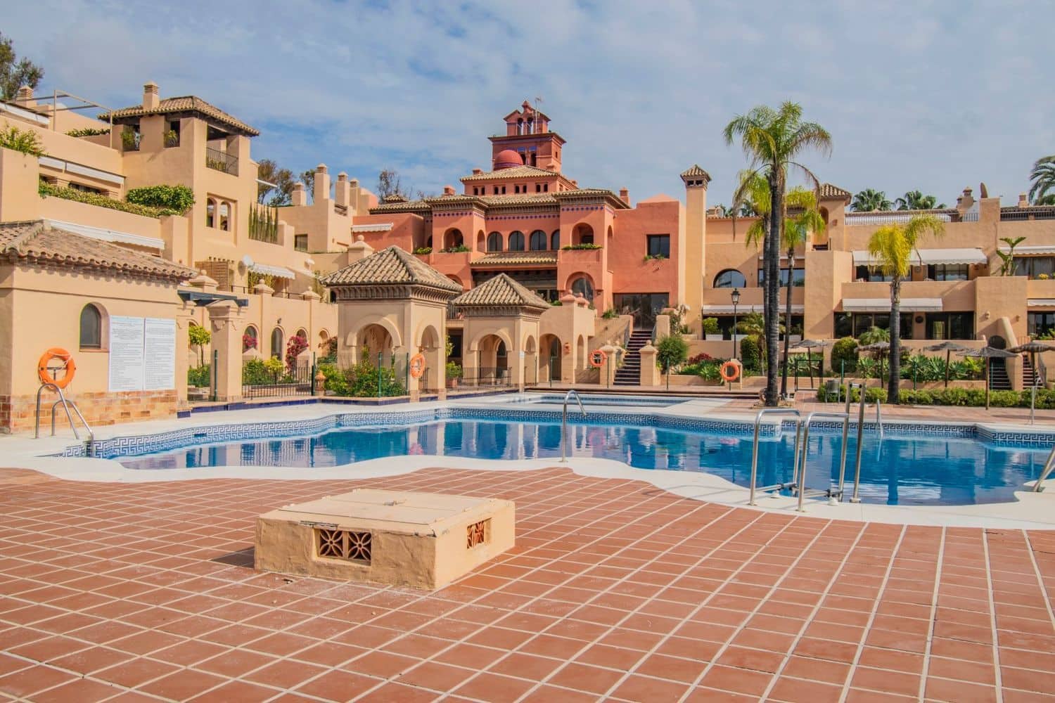 Apartamento de 2 habitaciones en Estepona en venta con piscina garaje - 435.000 € (Ref: 9797561)