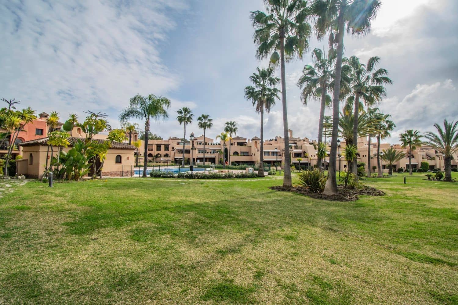 Apartamento de 2 habitaciones en Estepona en venta con piscina garaje - 435.000 € (Ref: 9797561)