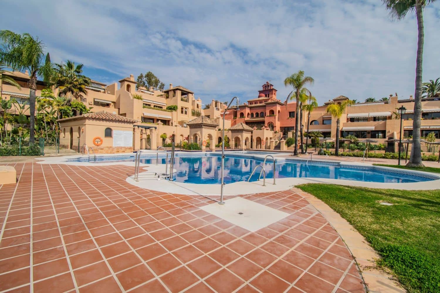 Apartamento de 2 habitaciones en Estepona en venta con piscina garaje - 435.000 € (Ref: 9797561)