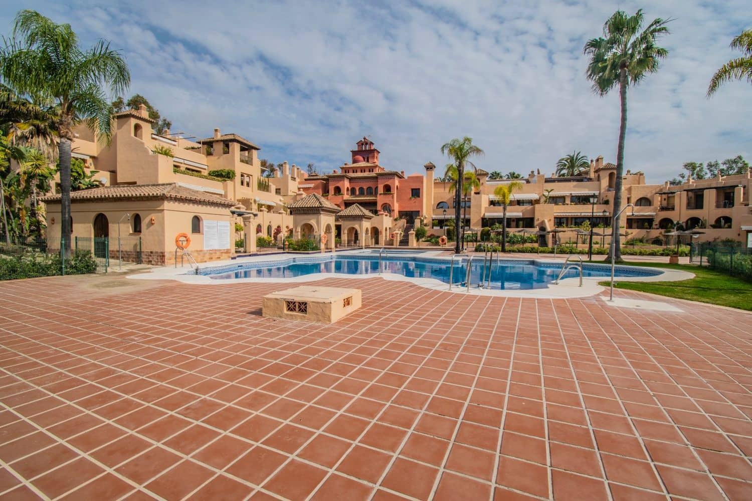 Apartamento de 2 habitaciones en Estepona en venta con piscina garaje - 435.000 € (Ref: 9797561)