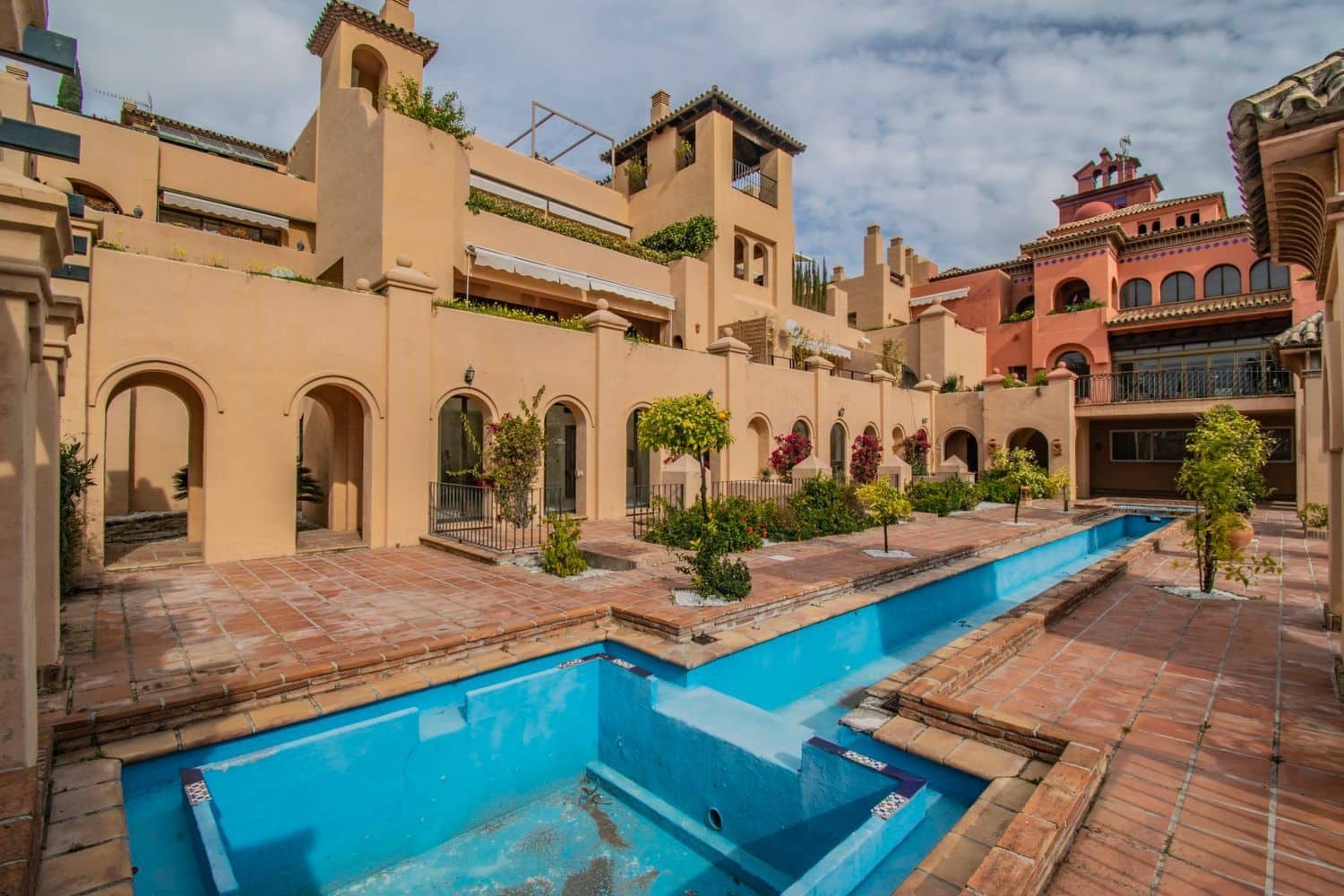 Apartamento de 2 habitaciones en Estepona en venta con piscina garaje - 435.000 € (Ref: 9797561)