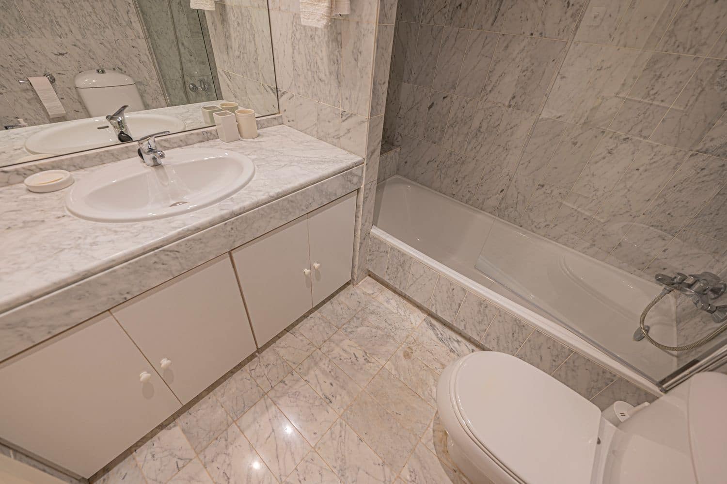 Apartamento de 2 habitaciones en Estepona en venta con piscina garaje - 435.000 € (Ref: 9797561)