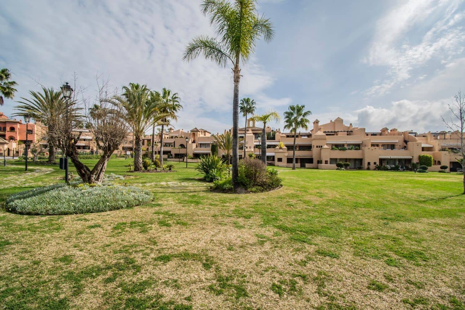 Apartamento de 2 habitaciones en Estepona en venta con piscina garaje - 435.000 € (Ref: 9797561)