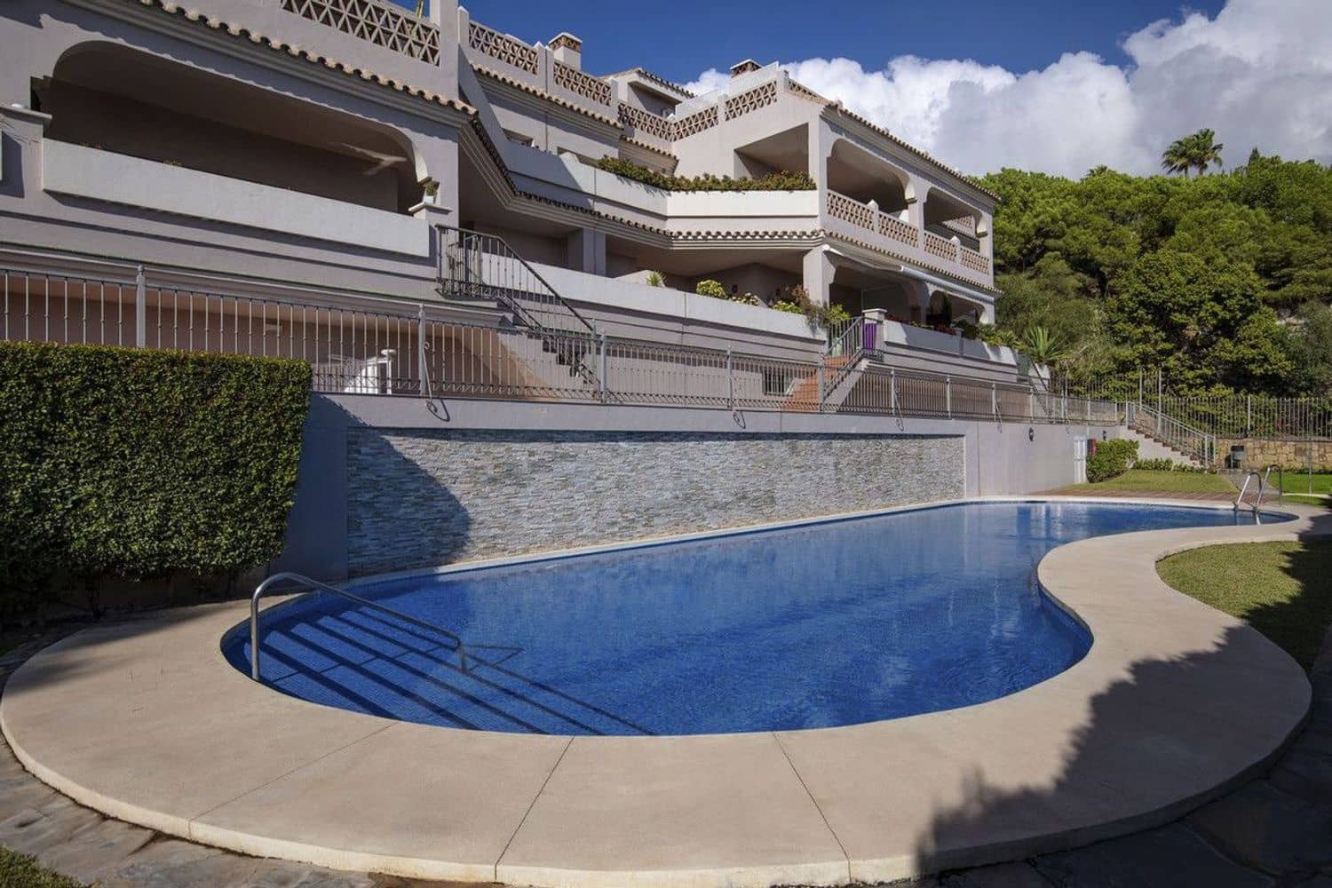 Apartamento de 3 habitaciones en Benahavís en venta con piscina garaje - 650.000 € (Ref: 9797562)