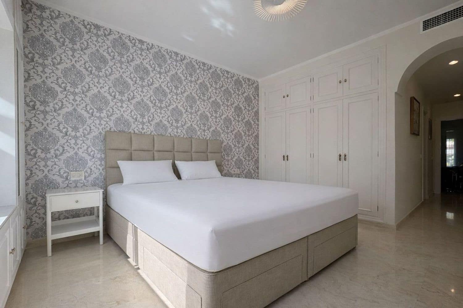 2 Zimmer Apartment zu verkaufen in New Golden Mile mit Pool Garage - 585.000 € (Ref: 9797566)