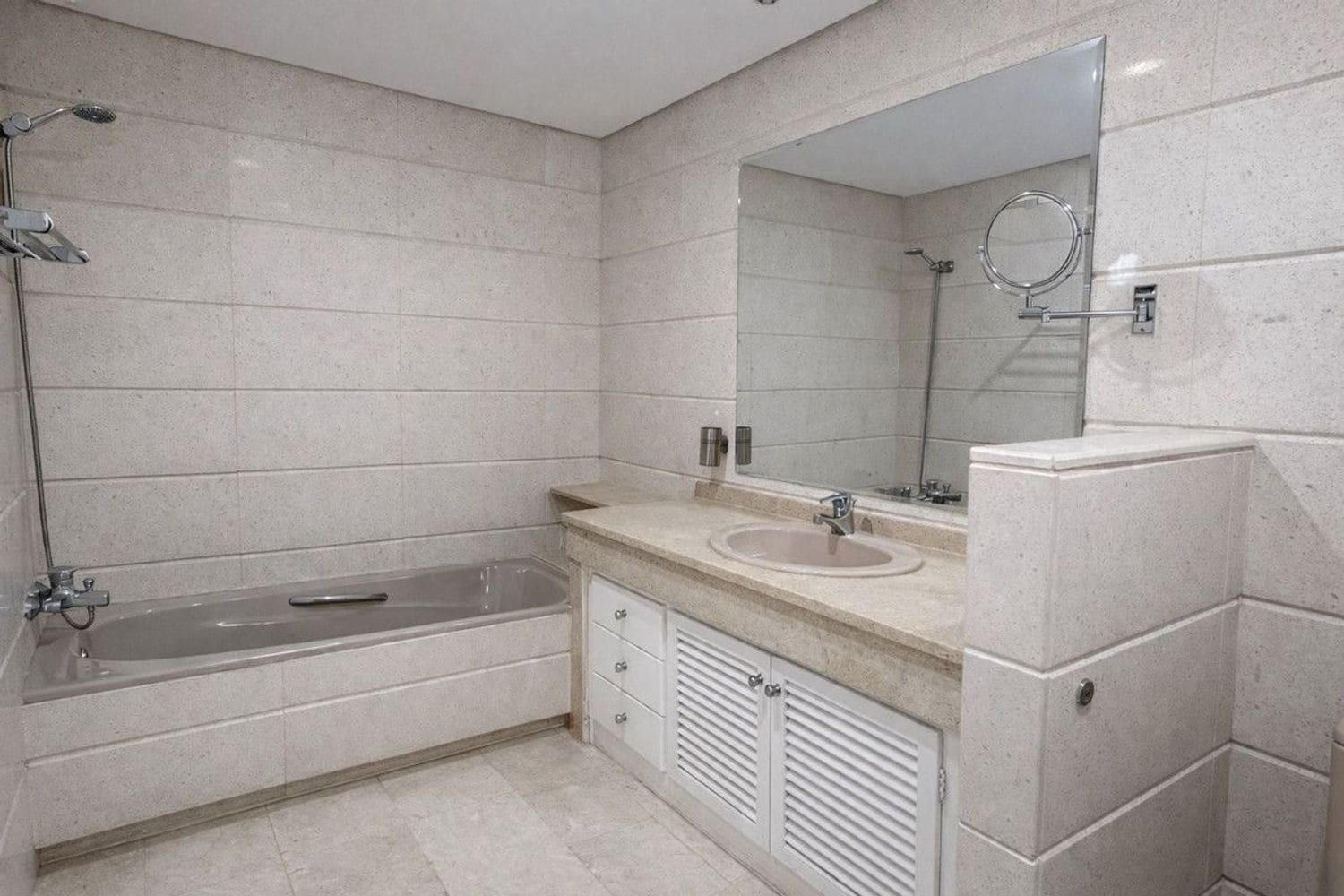 2 Zimmer Apartment zu verkaufen in New Golden Mile mit Pool Garage - 585.000 € (Ref: 9797566)