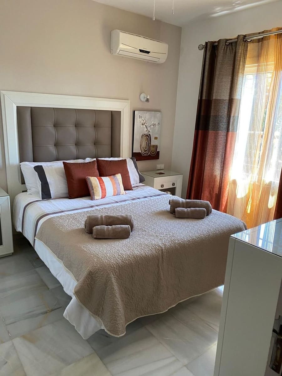 4 bedroom Villa for sale in Benahavis with pool garage - € 1,600,000 (Ref: 9797569)