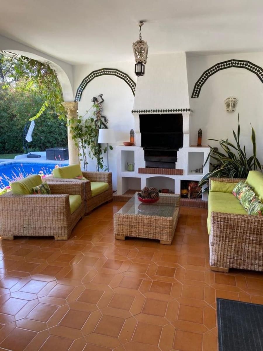 4 bedroom Villa for sale in Benahavis with pool garage - € 1,600,000 (Ref: 9797569)