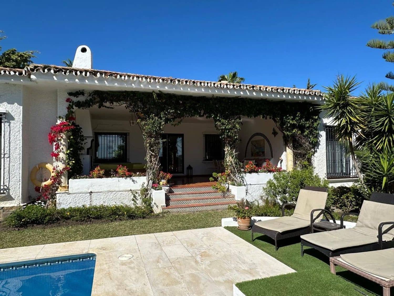 4 bedroom Villa for sale in Benahavis with pool garage - € 1,600,000 (Ref: 9797569)