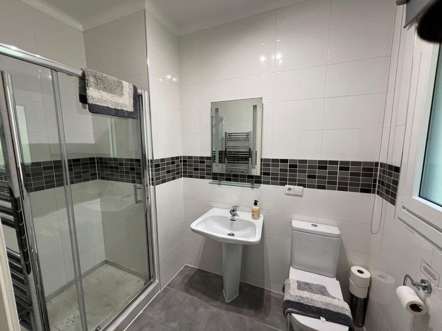 4 bedroom Villa for sale in Benahavis with pool garage - € 1,600,000 (Ref: 9797569)