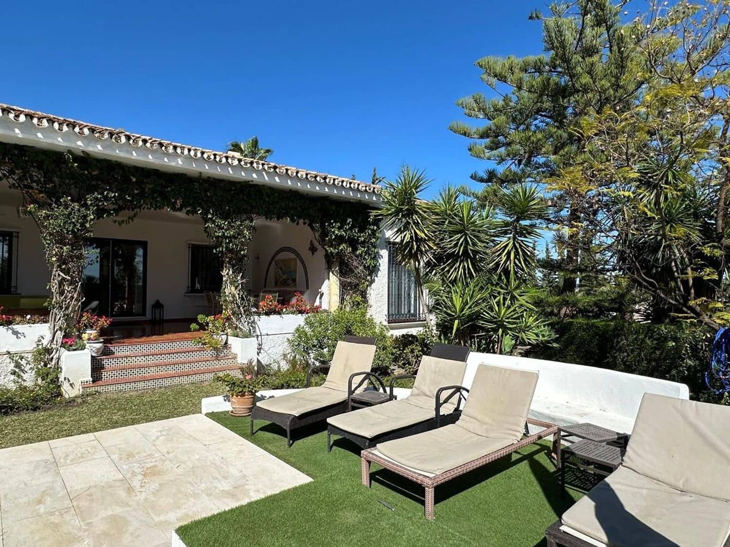 4 bedroom Villa for sale in Benahavis with pool garage - € 1,600,000 (Ref: 9797569)