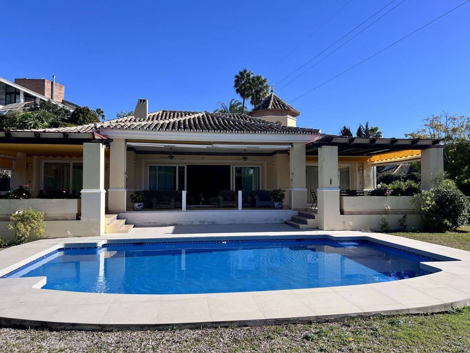 5 bedroom Villa for sale in El Paraiso with pool garage - € 1,580,000 (Ref: 9797577)
