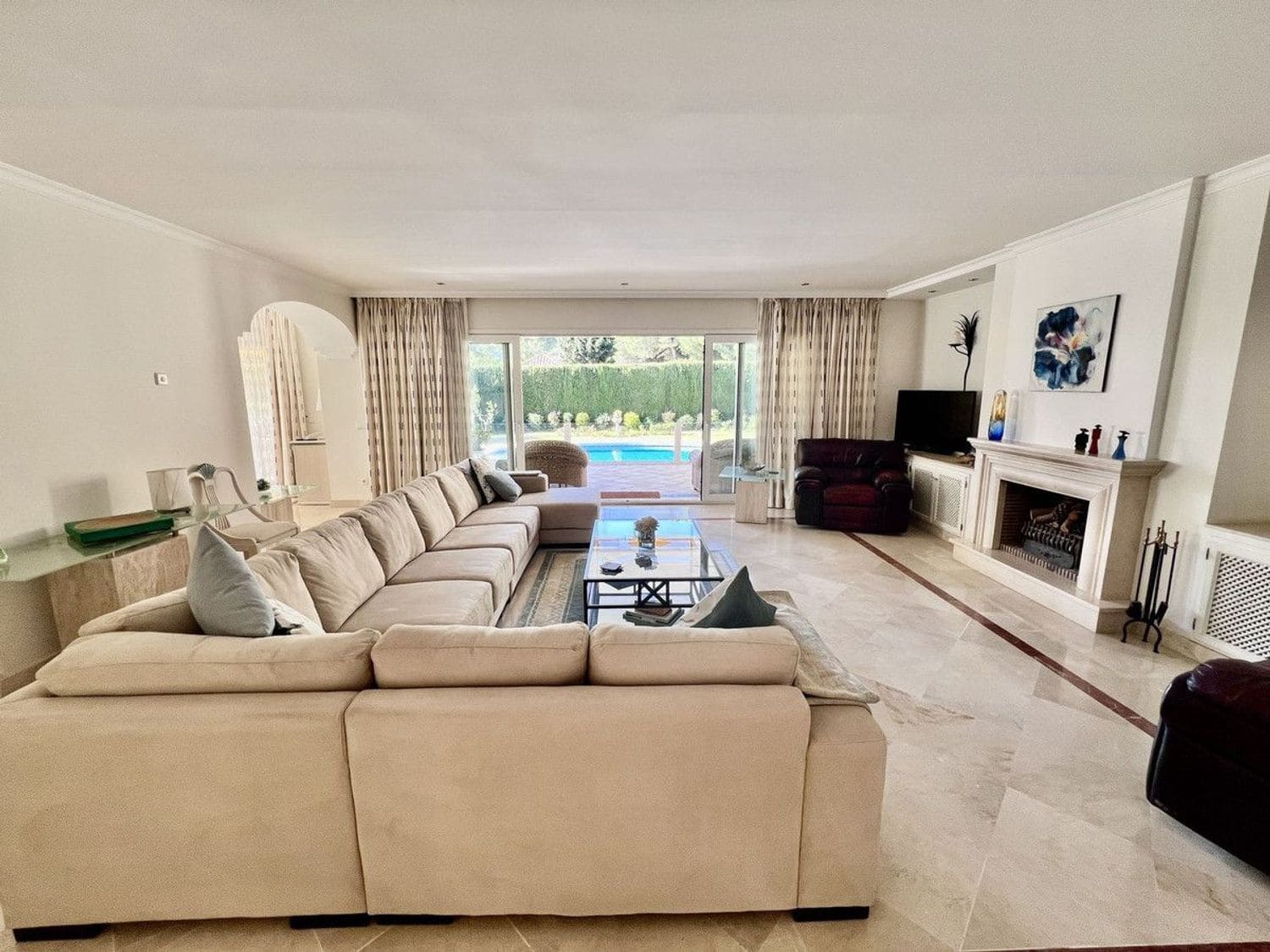 5 bedroom Villa for sale in El Paraiso with pool garage - € 1,580,000 (Ref: 9797577)