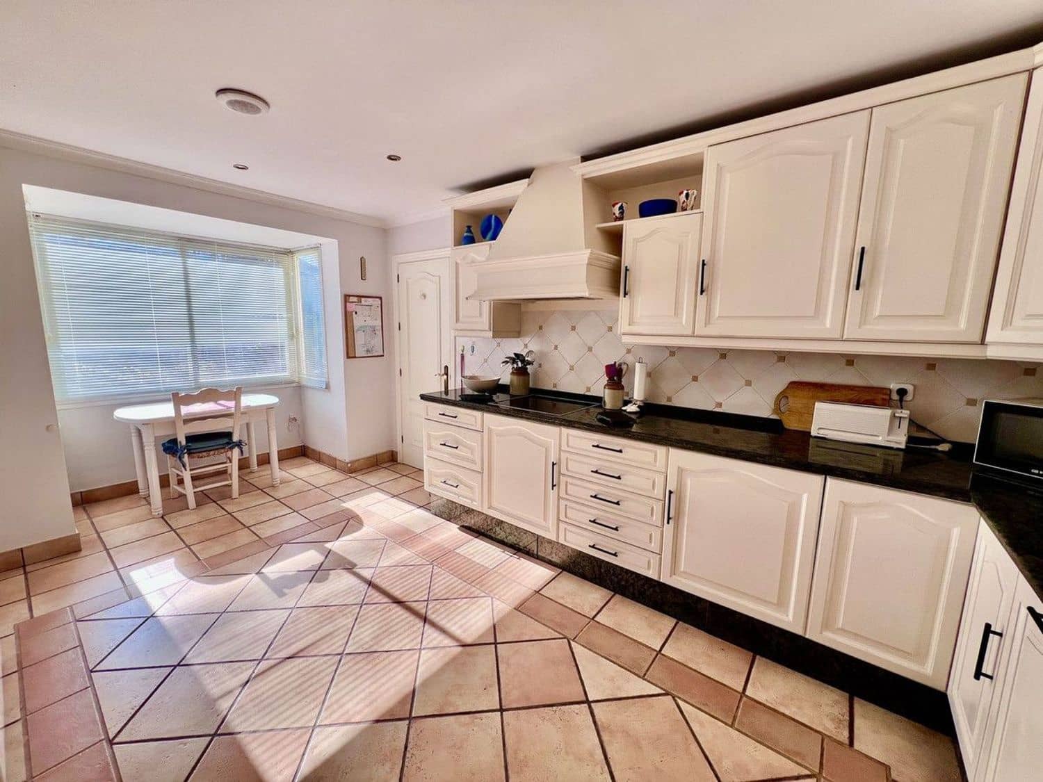 5 bedroom Villa for sale in El Paraiso with pool garage - € 1,580,000 (Ref: 9797577)