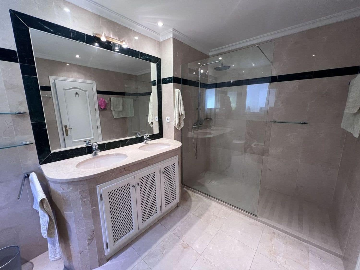 5 bedroom Villa for sale in El Paraiso with pool garage - € 1,580,000 (Ref: 9797577)