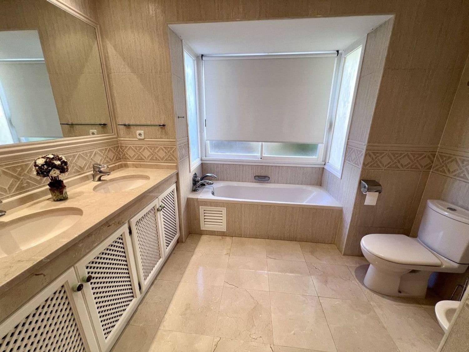 5 bedroom Villa for sale in El Paraiso with pool garage - € 1,580,000 (Ref: 9797577)