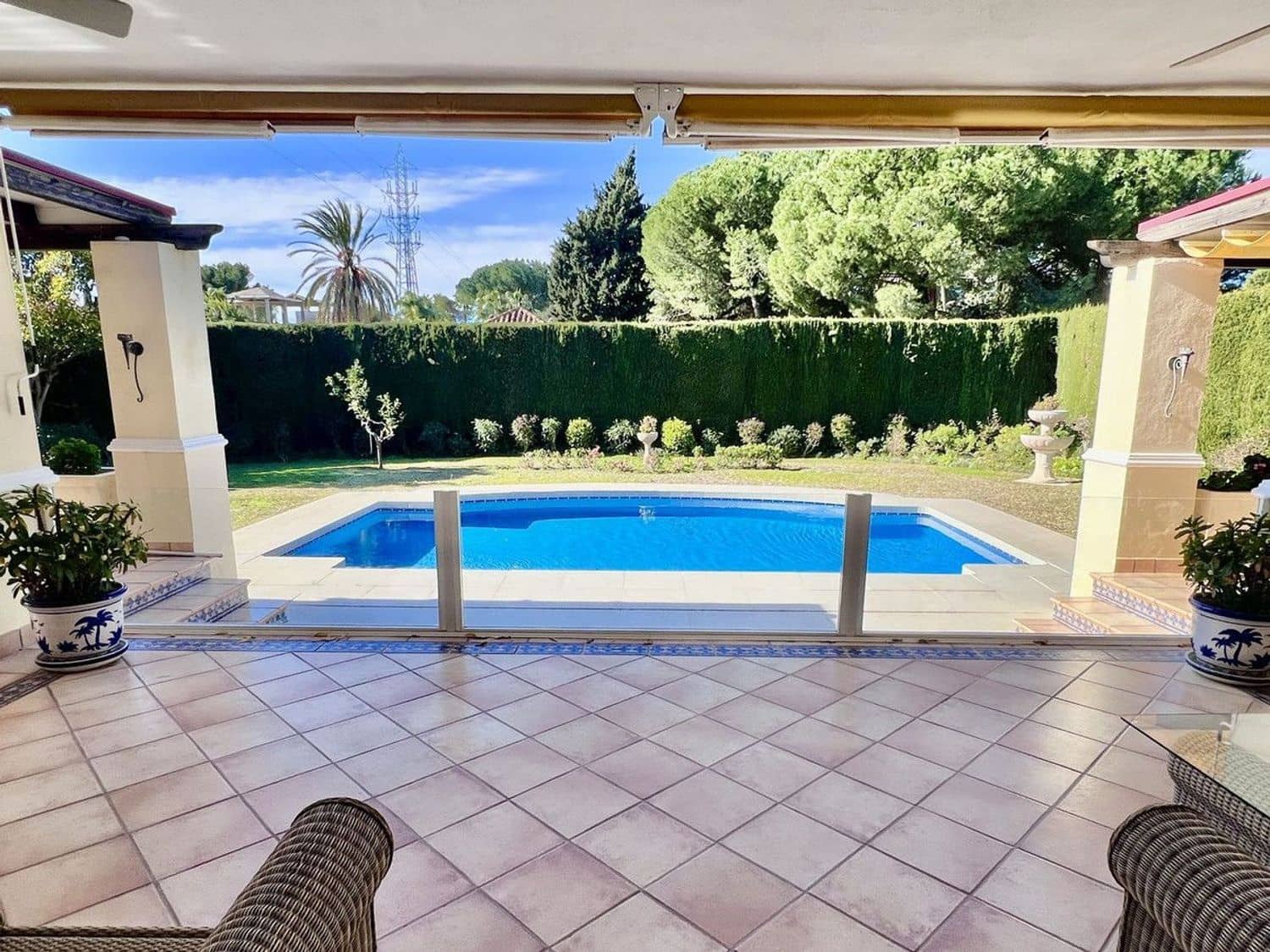 5 bedroom Villa for sale in El Paraiso with pool garage - € 1,580,000 (Ref: 9797577)