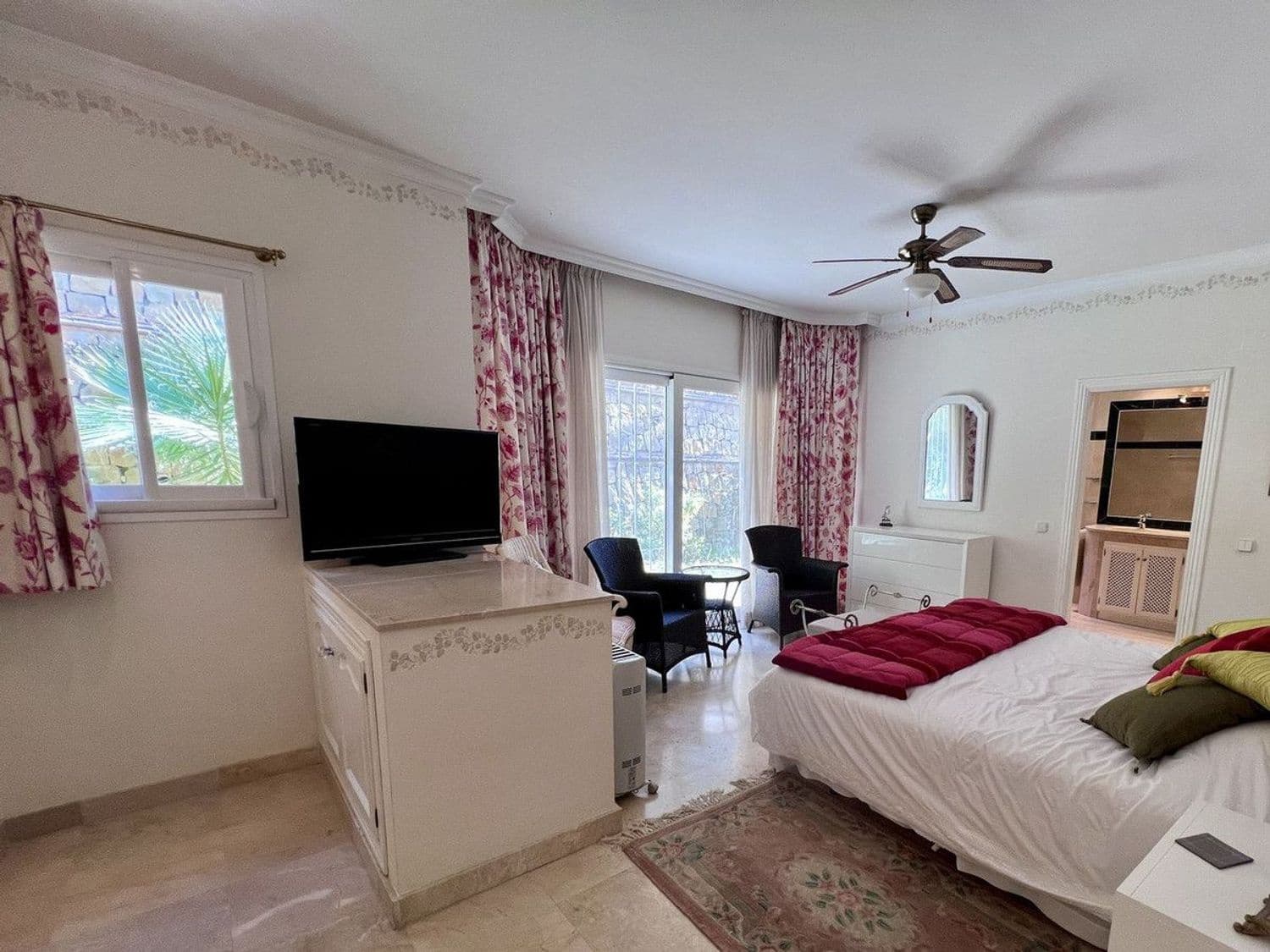 5 bedroom Villa for sale in El Paraiso with pool garage - € 1,580,000 (Ref: 9797577)