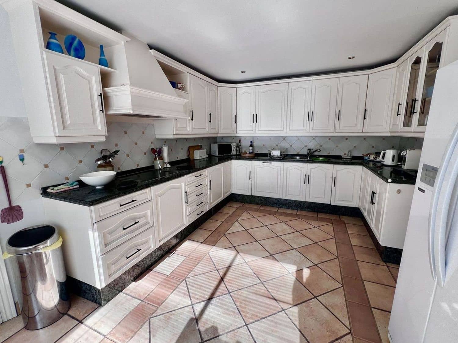 5 bedroom Villa for sale in El Paraiso with pool garage - € 1,580,000 (Ref: 9797577)