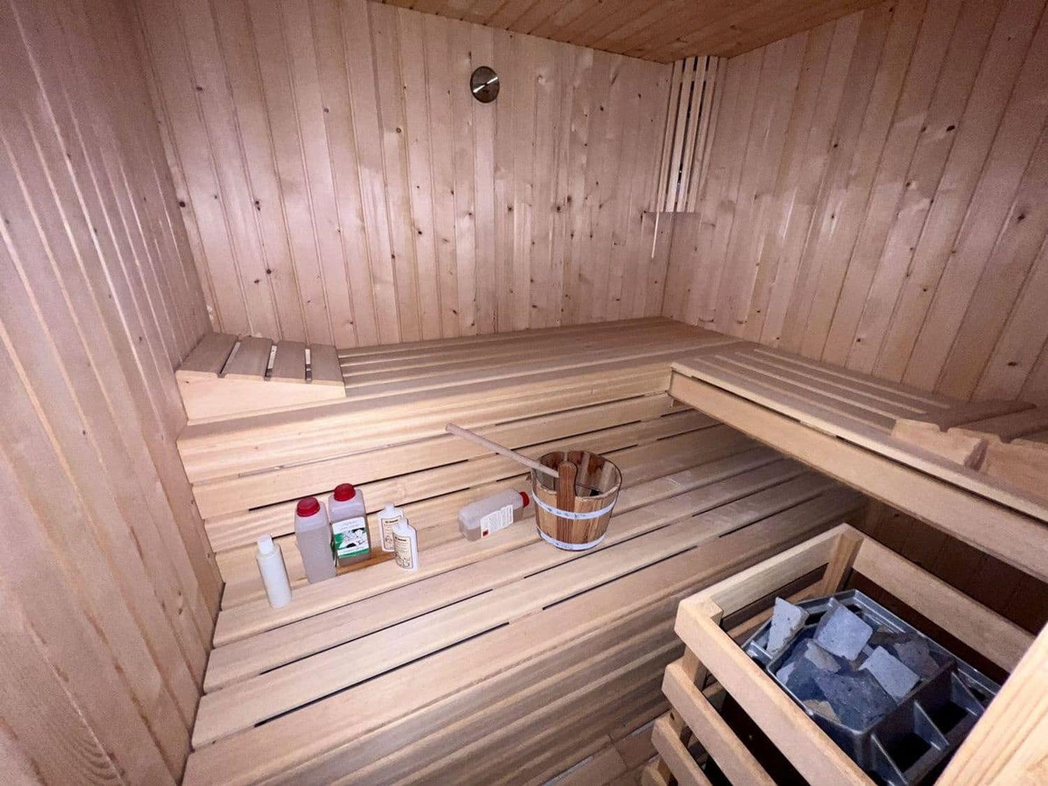 5 bedroom Villa for sale in El Paraiso with pool garage - € 1,580,000 (Ref: 9797577)