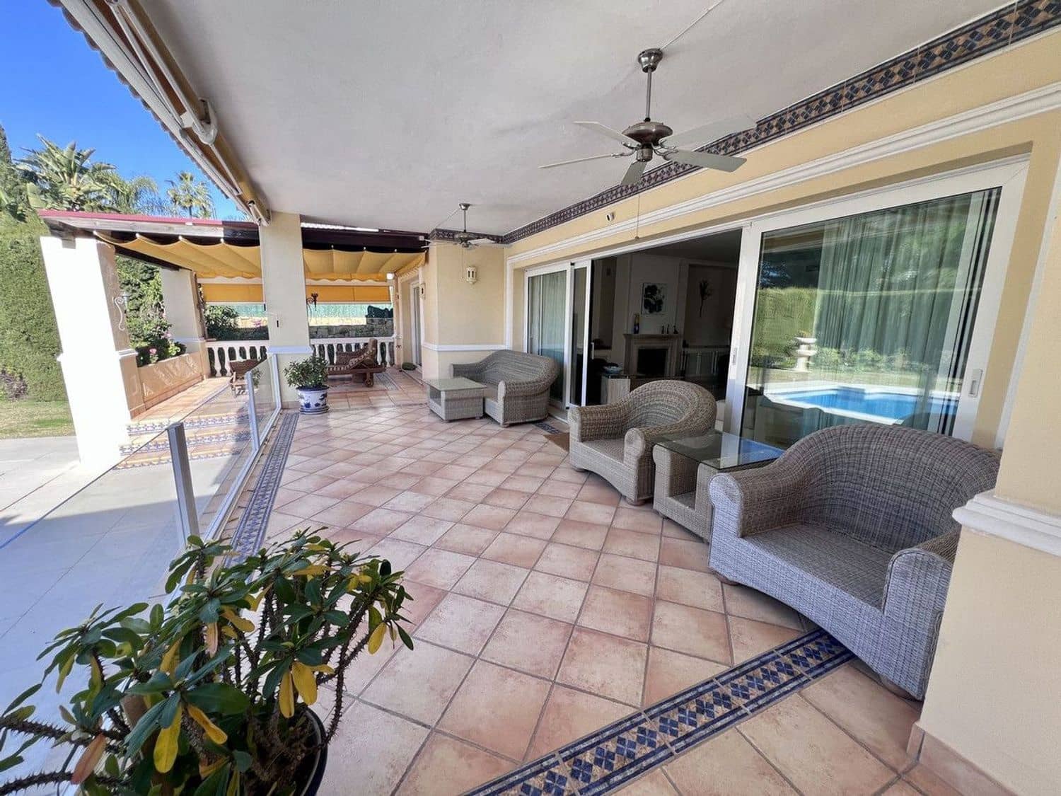 5 bedroom Villa for sale in El Paraiso with pool garage - € 1,580,000 (Ref: 9797577)