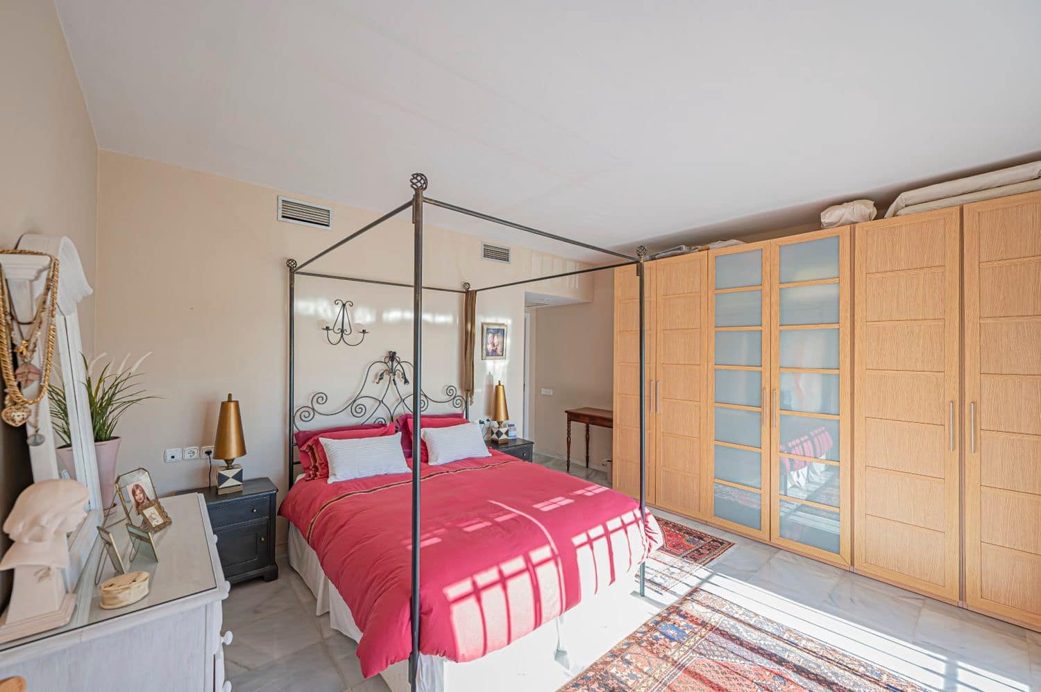 2 makuuhuone Huoneisto myytävänä paikassa La Quinta mukana uima-altaan 
autotalli - 535 000 € (Ref: 9797578)