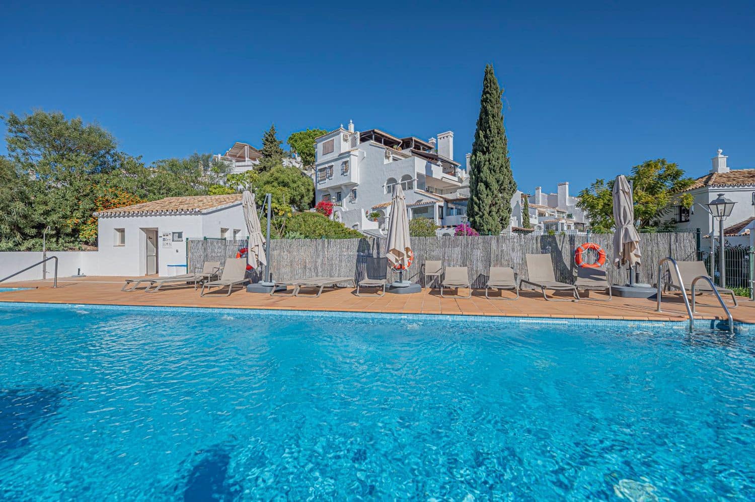 2 makuuhuone Huoneisto myytävänä paikassa La Quinta mukana uima-altaan 
autotalli - 535 000 € (Ref: 9797578)