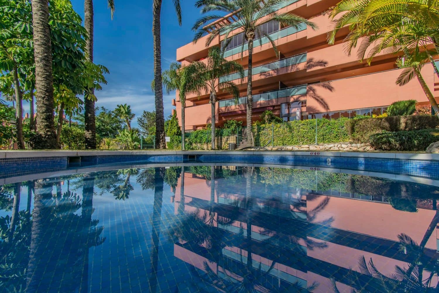 Apartamento de 3 habitaciones en Guadalmansa en venta con piscina garaje - 950.000 € (Ref: 9797583)