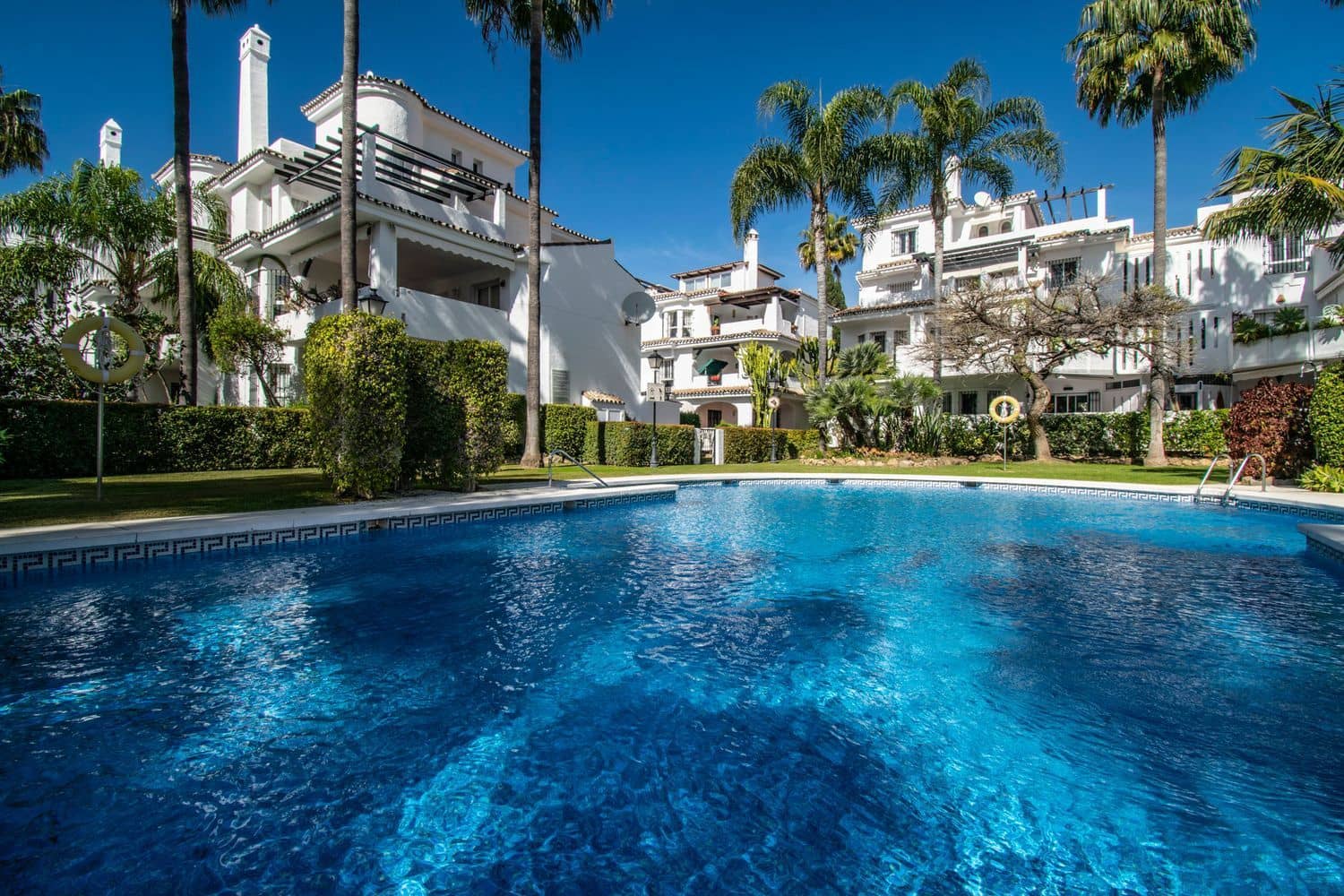 2 Zimmer Apartment zu verkaufen in Nueva Andalucia mit Pool Garage - 499.000 € (Ref: 9797584)