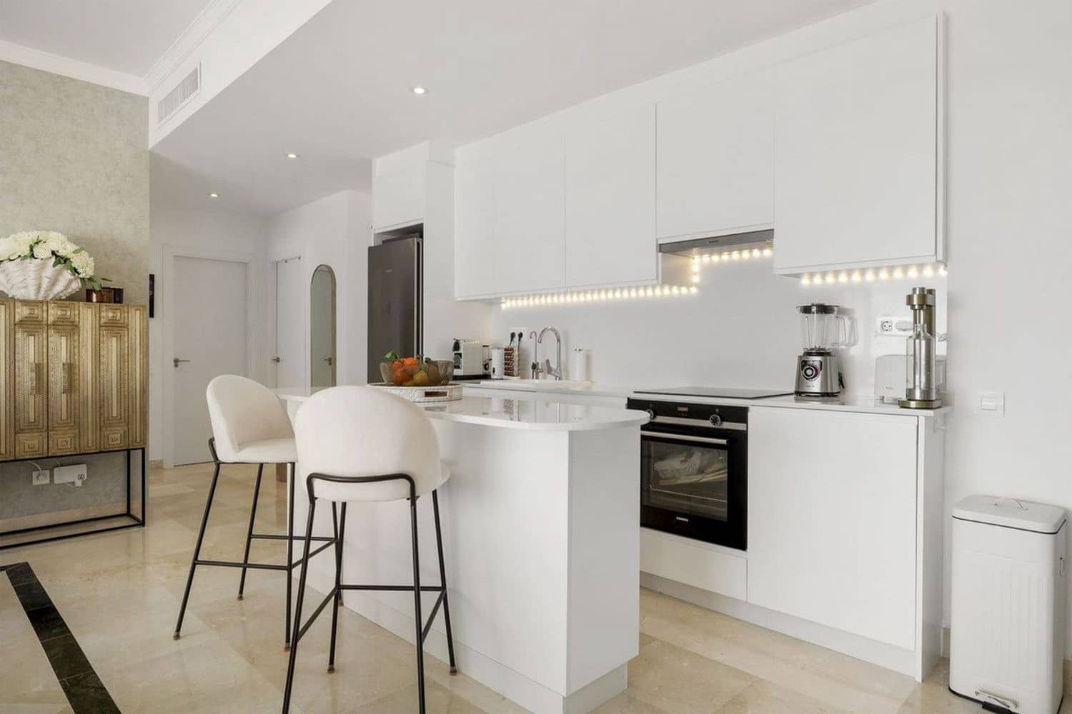 3 sypialnia Apartament na sprzedaż w Benahavis z basenem garażem - 695 000 € (Ref: 9797585)