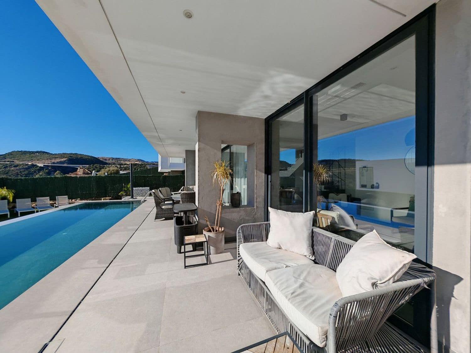 4 slaapkamer Villa te koop in Estepona met zwembad garage - € 1.300.000 (Ref: 9797594)