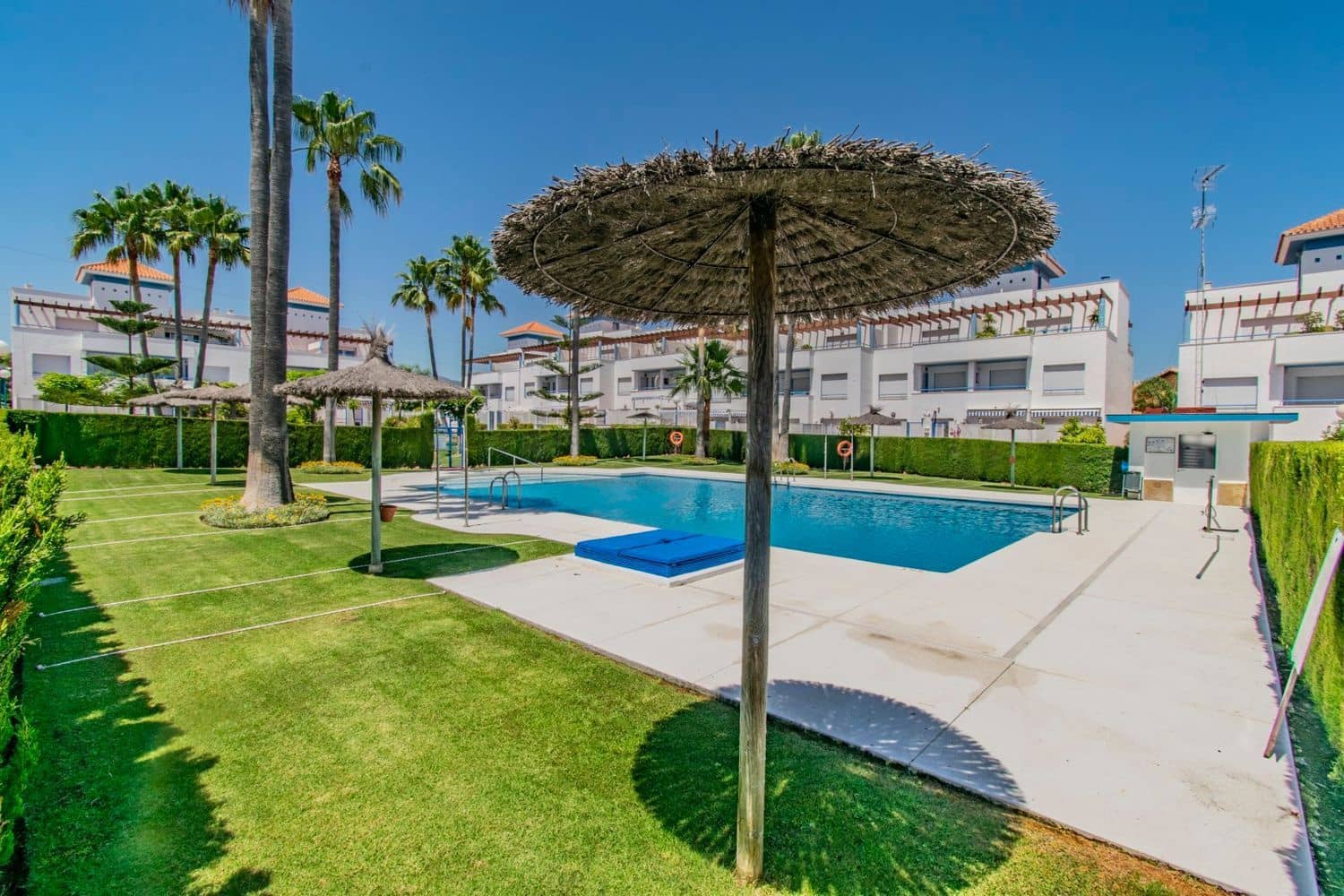 5 bedroom Townhouse for sale in New Golden Mile with pool garage - € 625,000 (Ref: 9797606)