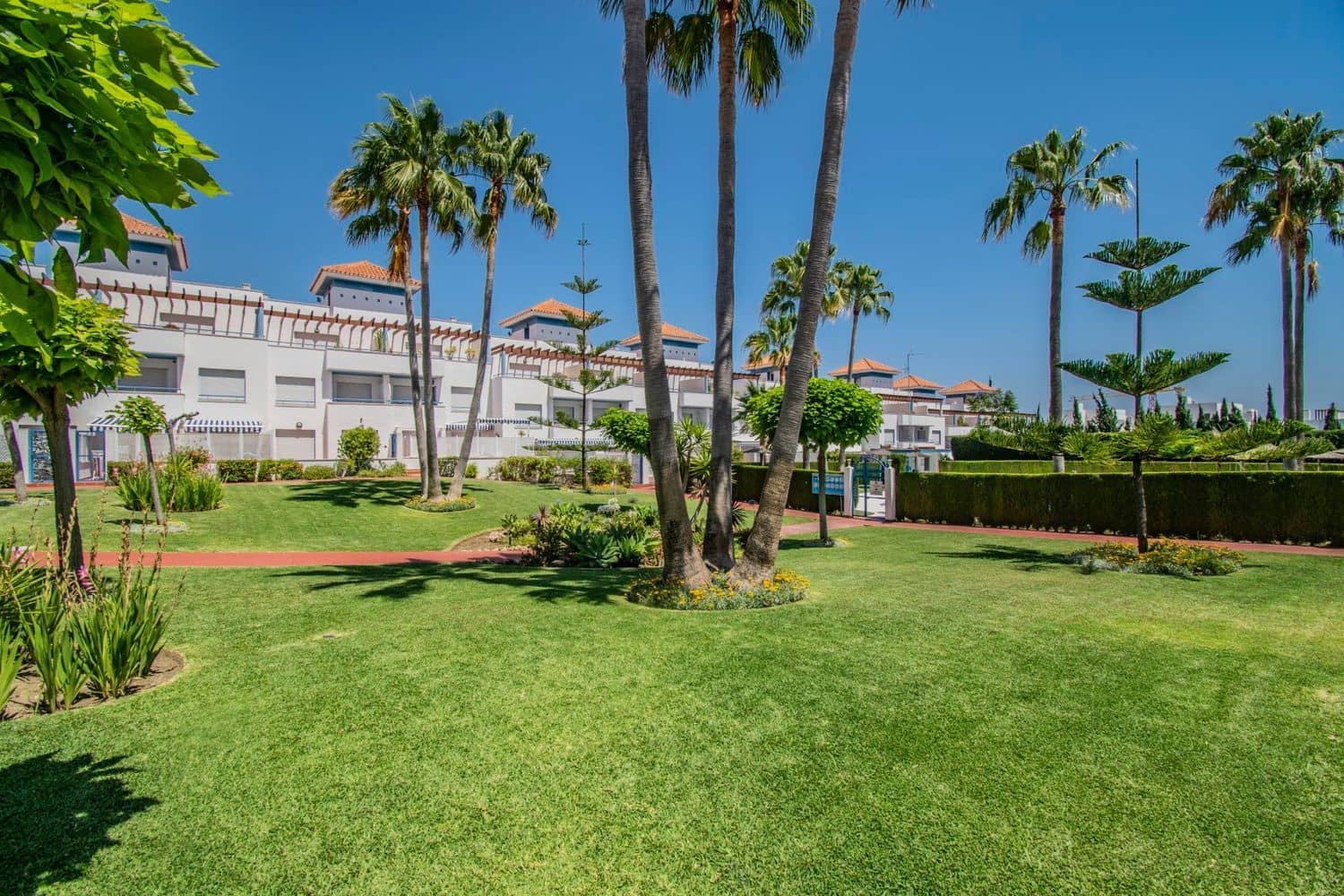 5 bedroom Townhouse for sale in New Golden Mile with pool garage - € 625,000 (Ref: 9797606)