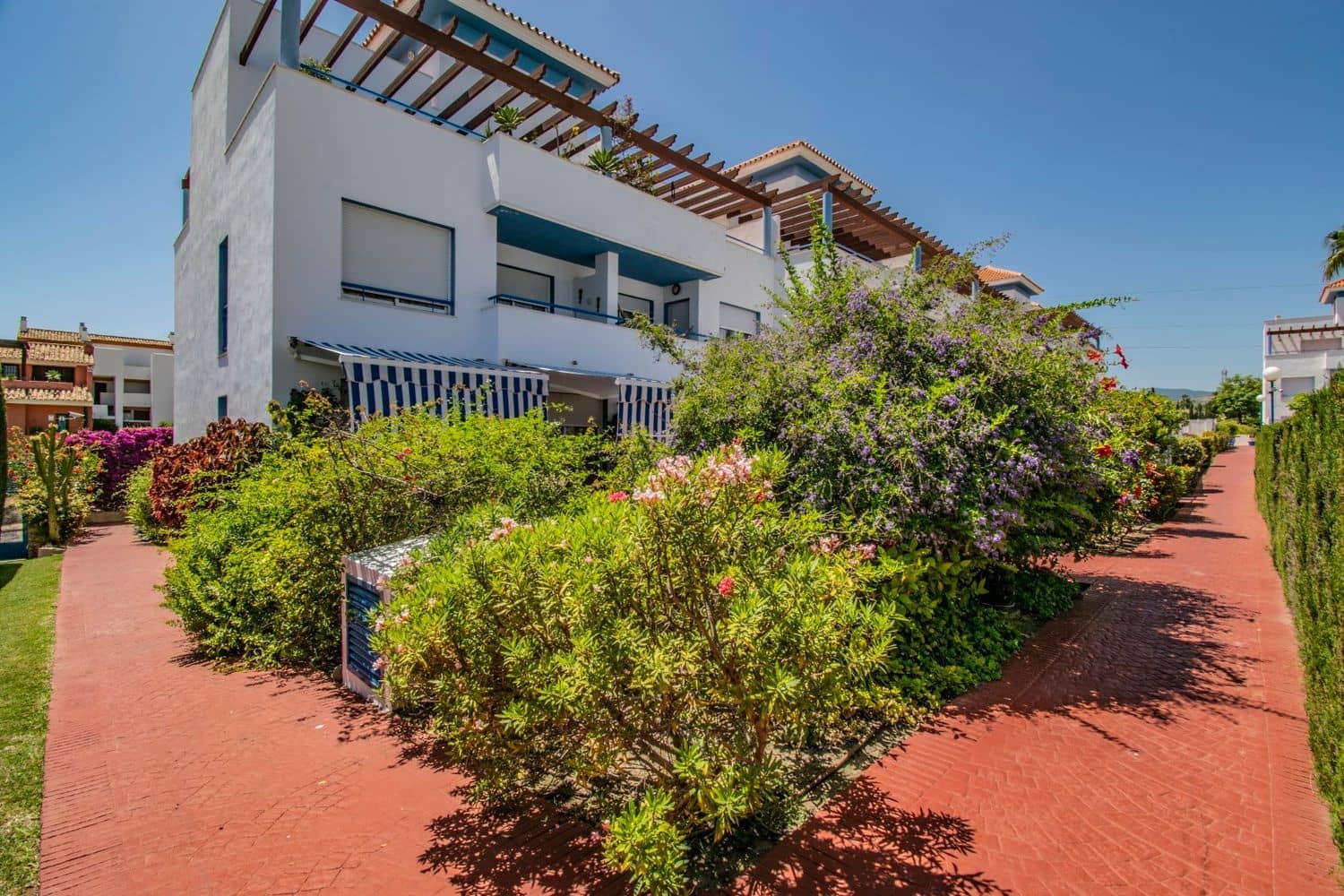 5 bedroom Townhouse for sale in New Golden Mile with pool garage - € 625,000 (Ref: 9797606)