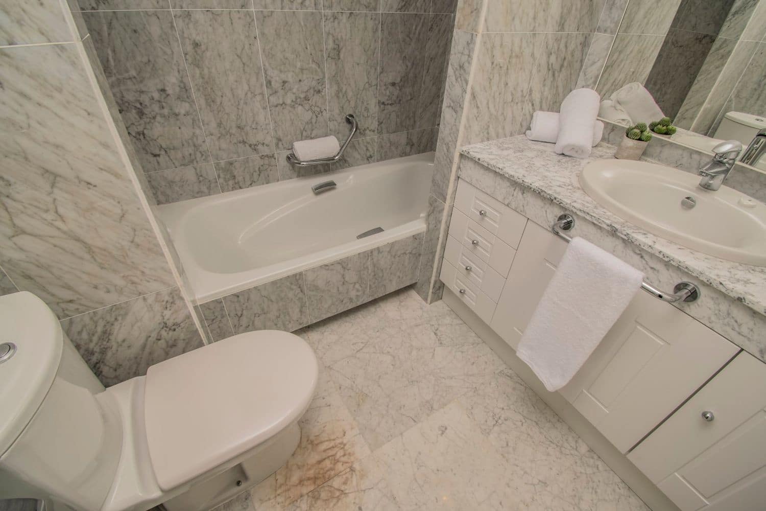 3 quarto Apartamento para venda em Puerto Banus com piscina garagem - 1 500 000 € (Ref: 9797610)