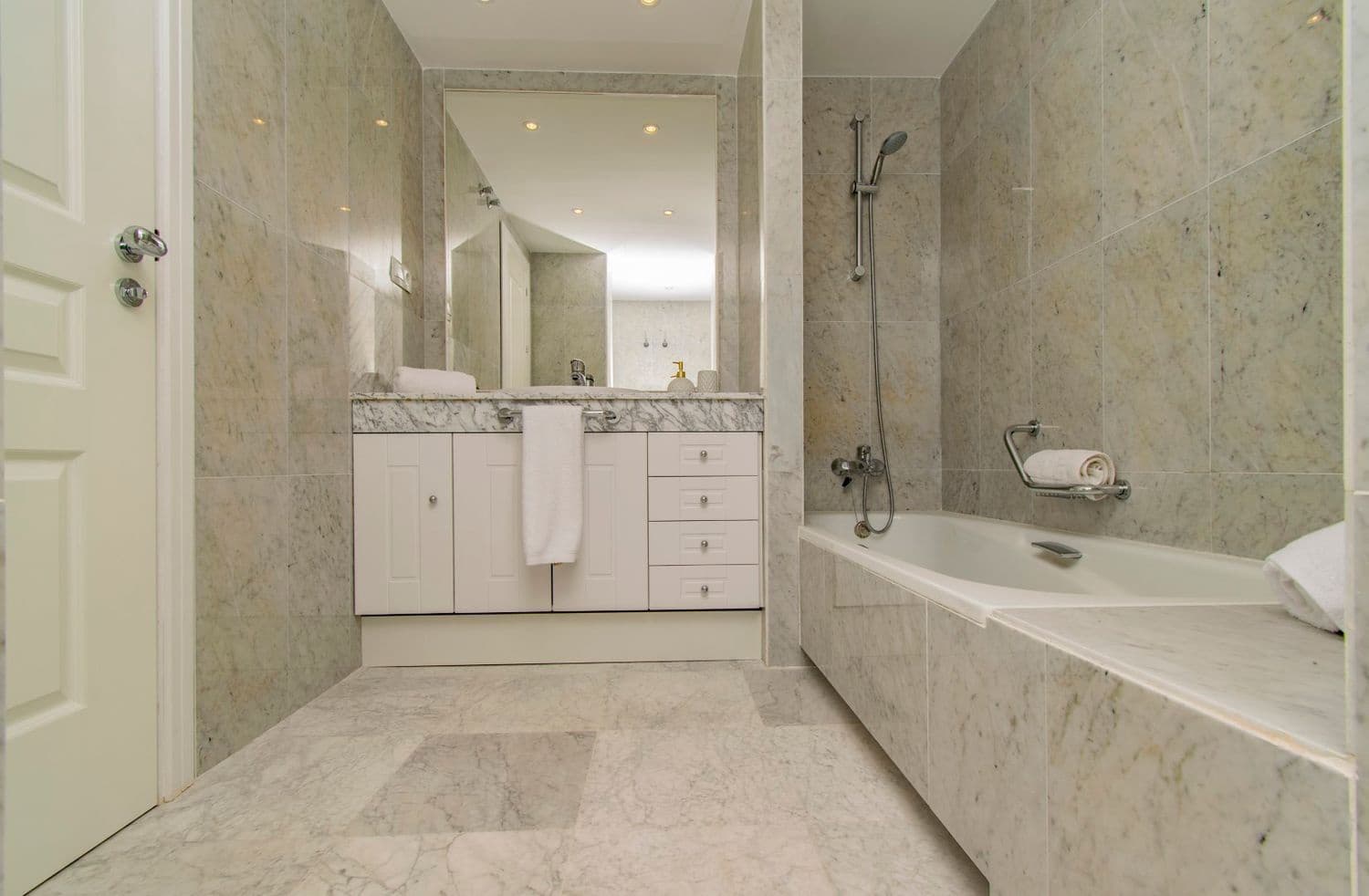 3 quarto Apartamento para venda em Puerto Banus com piscina garagem - 1 500 000 € (Ref: 9797610)