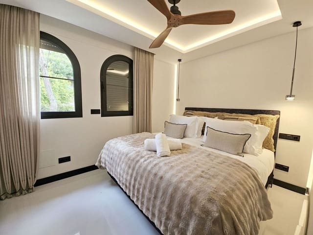 3 quarto Casa em Banda para venda em Los Arqueros - Puerto del Almendro, Benahavís com piscina garagem - 895 000 € (Ref: 9798538)