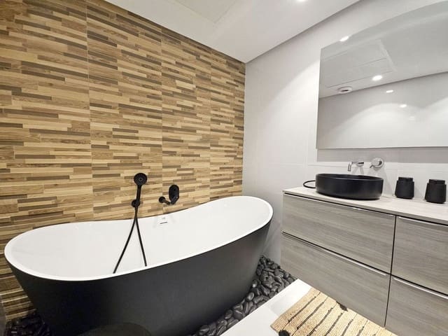 3 quarto Casa em Banda para venda em Los Arqueros - Puerto del Almendro, Benahavís com piscina garagem - 895 000 € (Ref: 9798538)